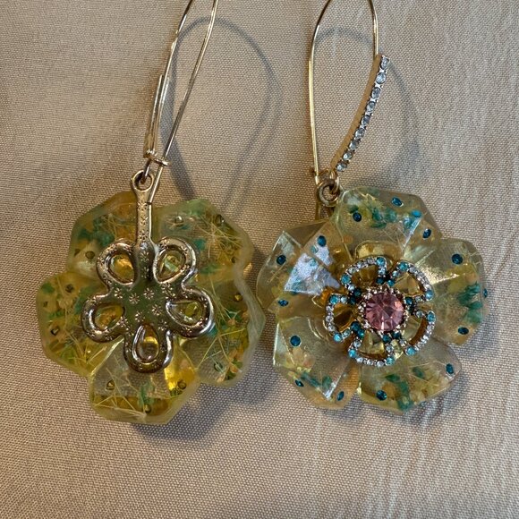 Sweetness and Light Flower Earrings - Picture 2 of 2